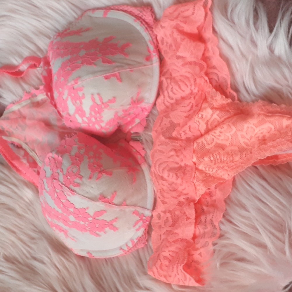 Brand New VICTORIA'S SECRET 32DD Bra & THONG- XS